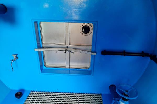 Porte pression pour l'accès et le contrôle du réservoir de stockage en PEHD