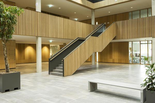 Treppe zum Atrium - Multifunktionales Gebäude "Weierbach" in La Cloche d'Or, Luxemburg