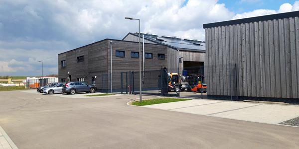 Einfahrt mit Toranlage - Neue Halle für den technischen Dienst der Gemeindeverwaltung von Esch-Sauer in Heiderscheid