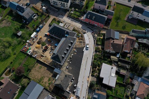 Vue aérienne avec asphalte drainant mis en place comme couche de base de la surface pavée