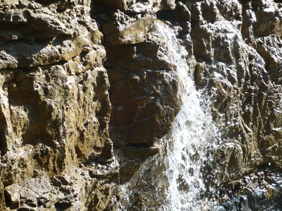 Wasseraustritt aus Kluft auf der Mandelbachseite