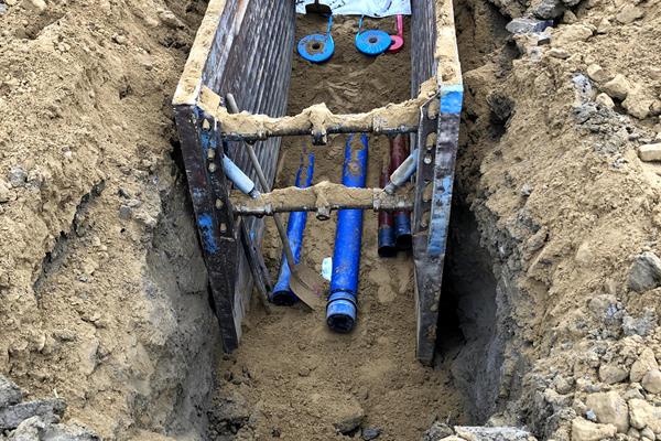 Leitungsverlegung duktiler Gusseisenwasserleitungen mit Grabenverbau