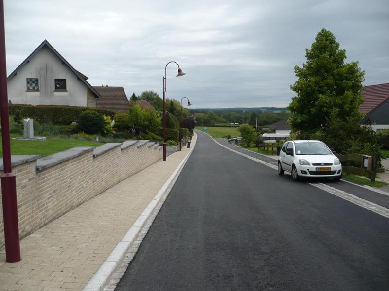 Straße und Gehweg im Endausbau