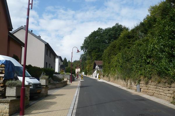 Straße mit angrenzender Mauer