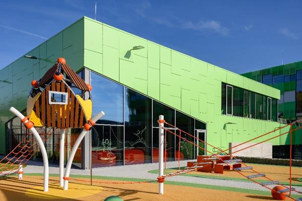 Spielplatz mit Blick auf den Airtramp-Raum