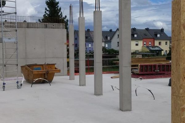 Colonnes en béton vu - Construction d’un bâtiment de bureaux à Luxembourg