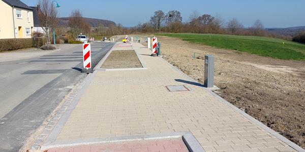 Realisierung Gehweg - Parkstreifen - Grünfläche