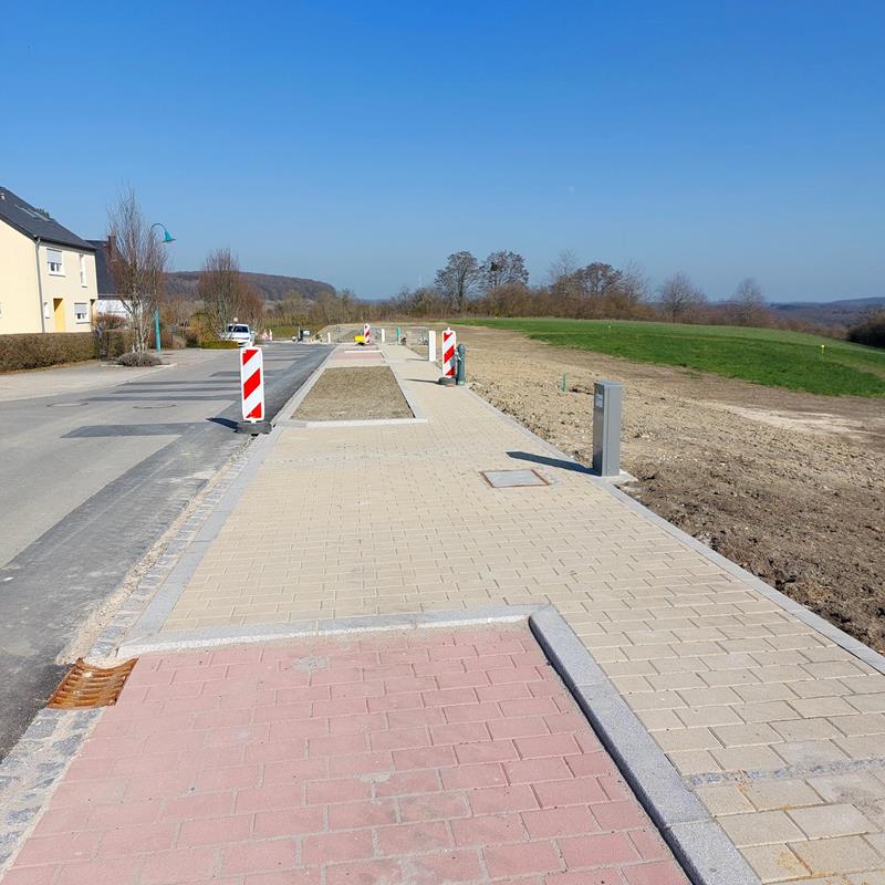 Réalisation trottoir - bande de stationnement - espace vert