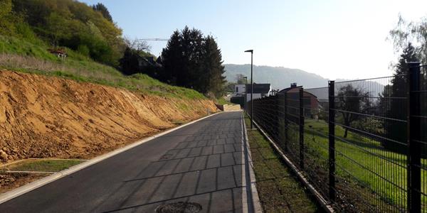 Zone d'accès avec mur de soutènement en gabions