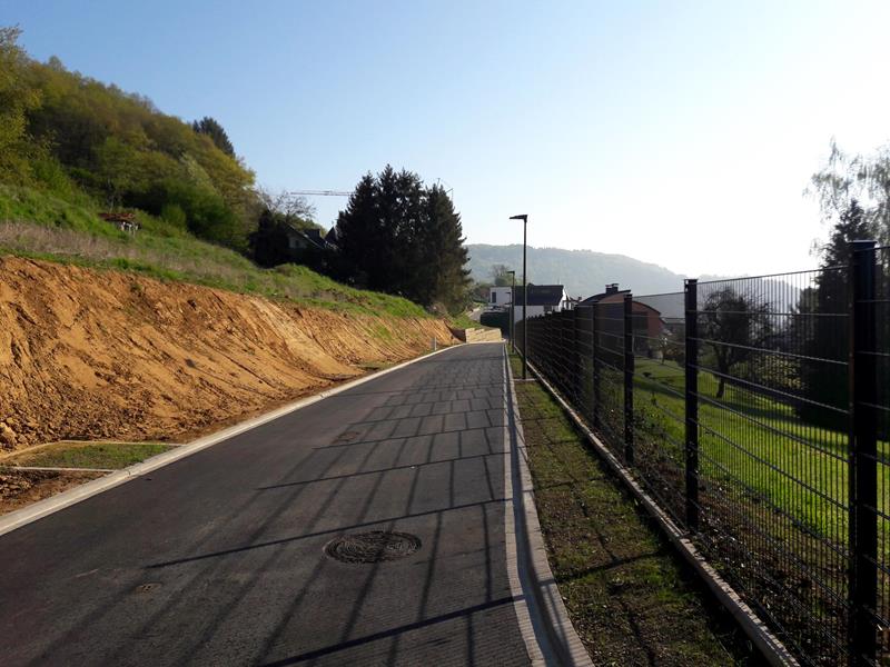 Zone d'accès avec mur de soutènement en gabions