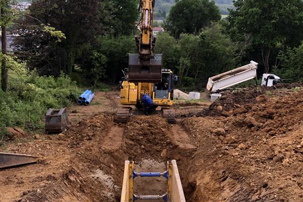 Travaux de tranchée à grande profondeur et forte pente du terrain